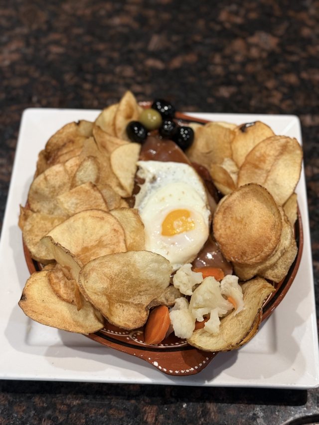 Bife à Portuguesa with ham, a fried egg and house potato chips