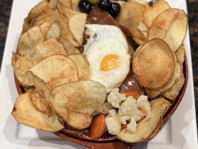Bife à Portuguesa topped with a fried egg, with house potato chips