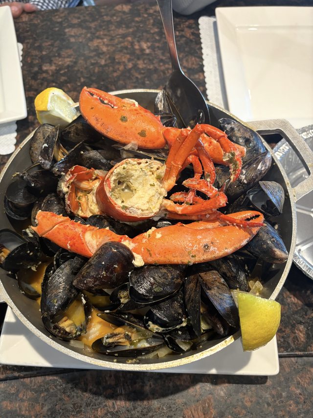 Mariscada à Churrasqueira with lobster and mussels