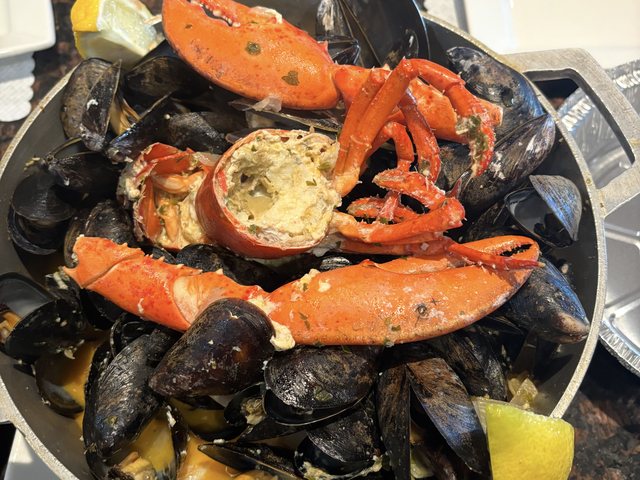 Mariscada à Churrasqueira with lobster and mussels