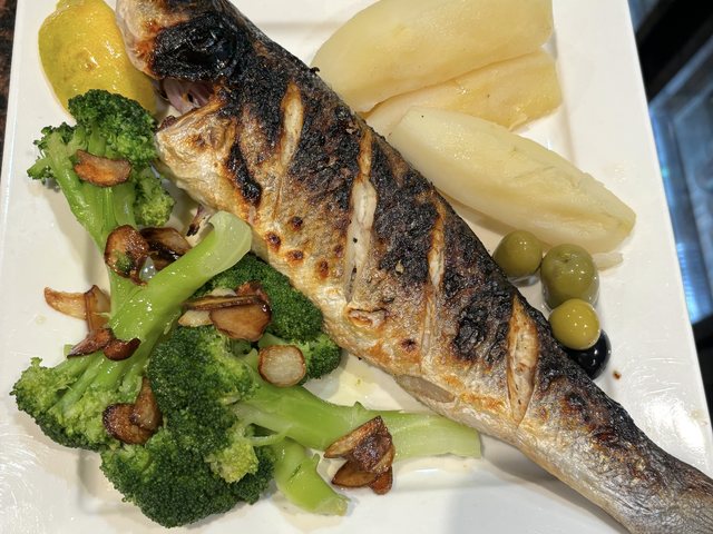 Robalo Grelhado with broccoli, garlic and boiled potatoes