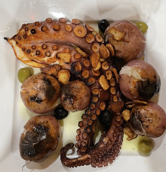 Grilled octopus with garlic & potatoes at Churrasqueira Ribatejo